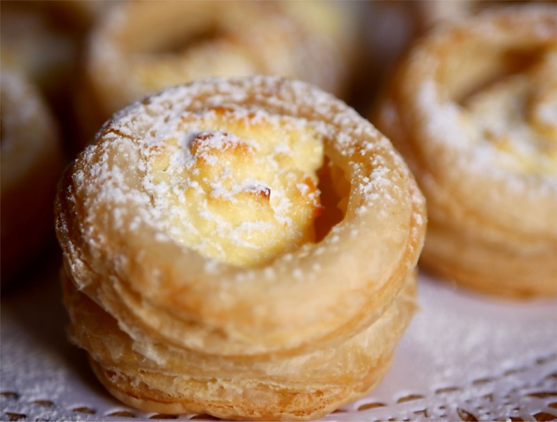 
    Слойка "УЛИТКА" с творогом
  